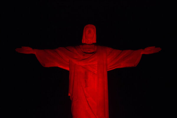 The lights of Christ Redeemer were changed because of the visit of Father Douglas Bazi to Brazil. The color red was choosed to remember the Martyrs of today.
